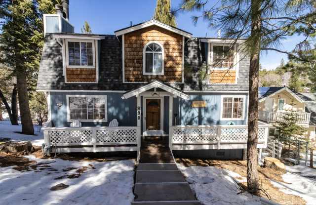 Spacious Three Bedroom located in Moonridge