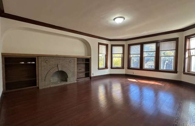 5530 N ARTESIAN Avenue unit: 3