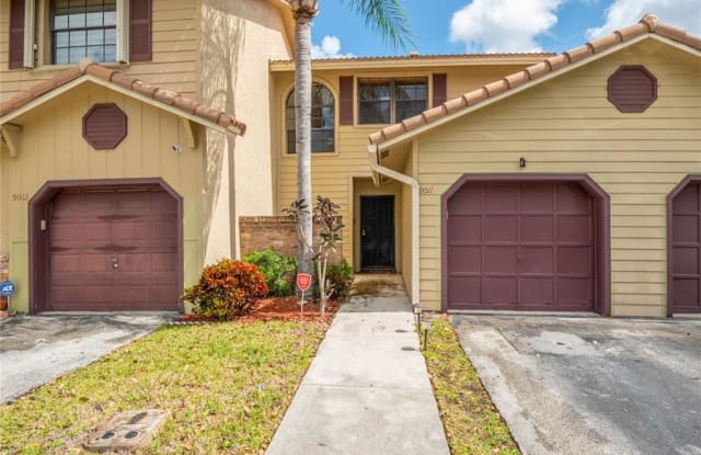 9011 Vineyard Lake Dr - 9011 Vineyard Lake Drive, Plantation, FL 33324