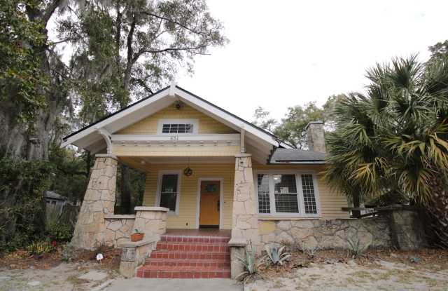 834 East University Avenue - House