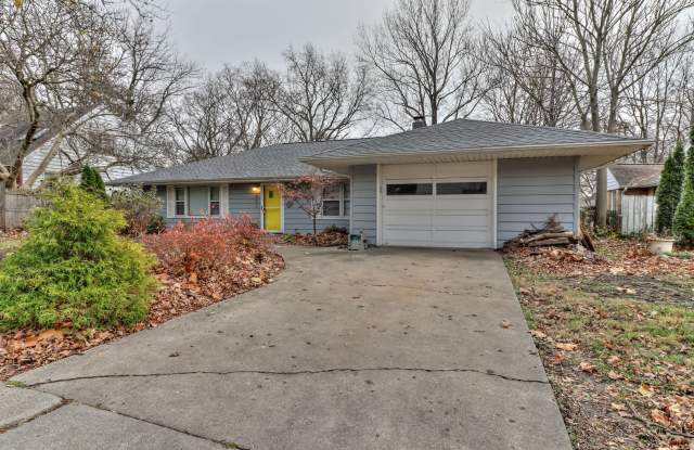 SUBLEASE MOVE IN 4/15/24 Near Downtown - 3 Bedroom 2 Bath Home - 803 West Clark Street, Champaign, IL 61820