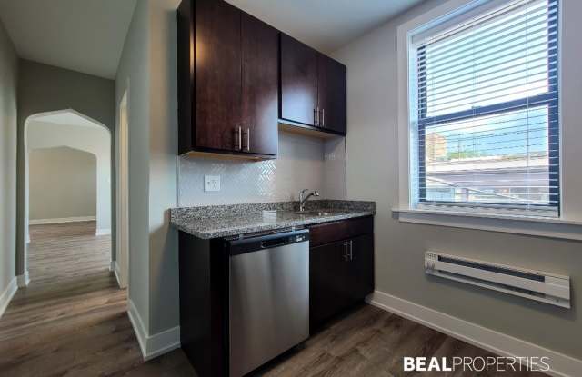 Photo of 4413 N Wolcott Ave