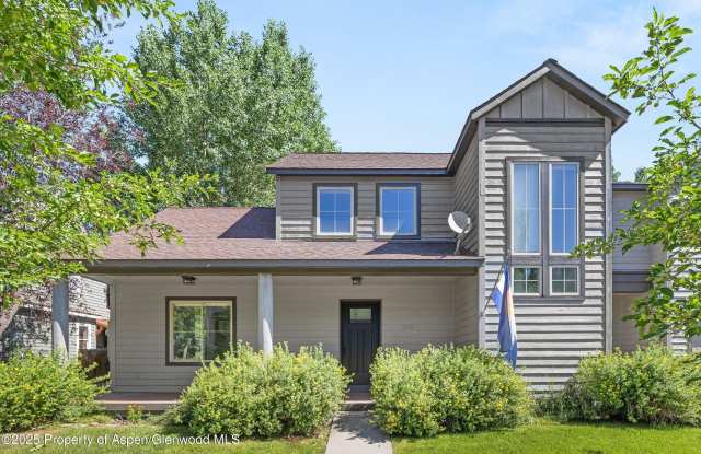 Photo of 528 Lake Court