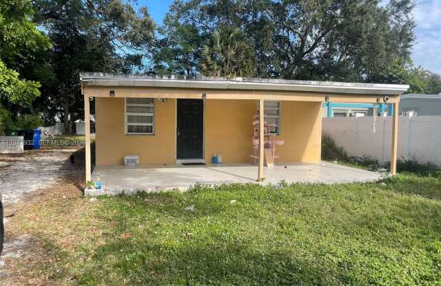 Photo of 1645 Lauderdale Manor Dr