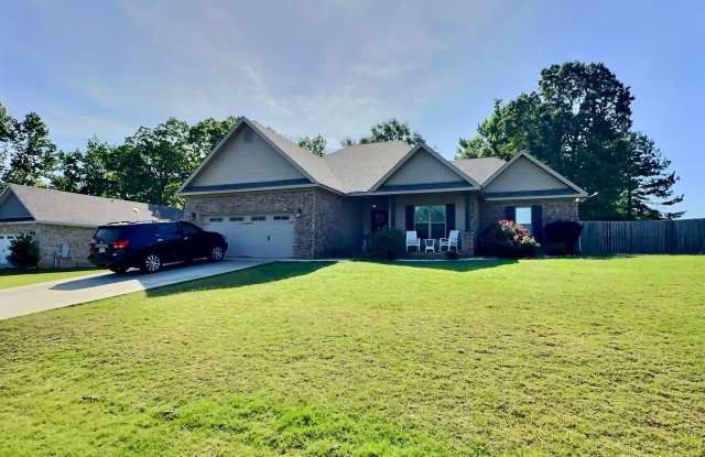Pine Level - 4 Bed, 2 Bath, Indoor & Outdoor Fireplaces!