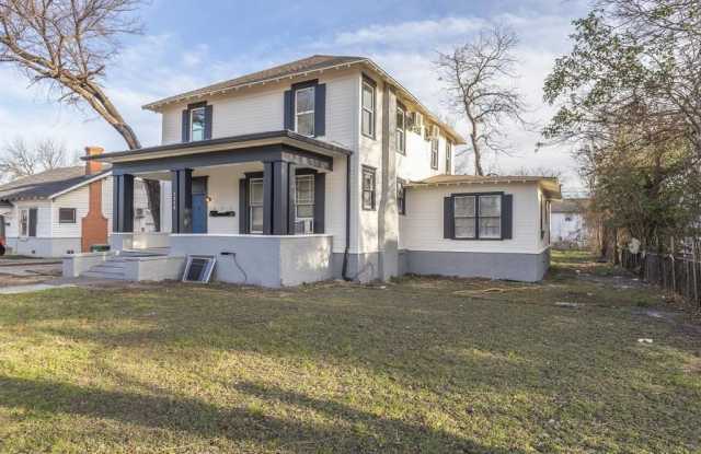 Photo of 2220 Bosque Boulevard