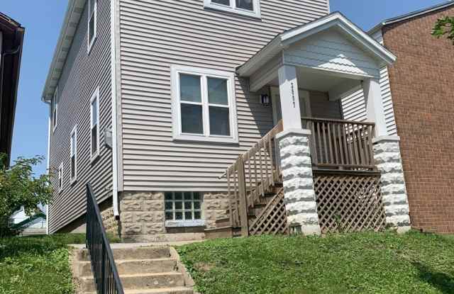 Bayview 2-bedroom loft style house, hardwood floors, AC, parking, fireplace