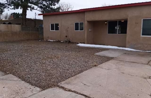 Charming 3 bedroom 1 bath in Santa Fe! Showings available NOW!