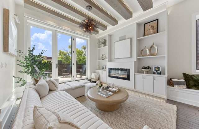 Photo of 2756 N Magnolia