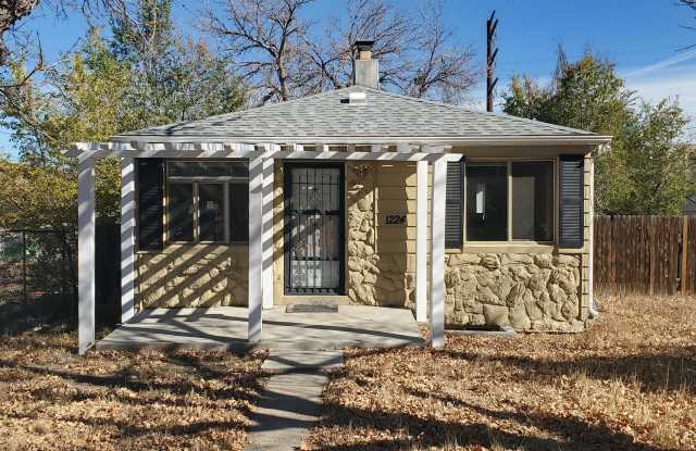 Photo of 1224 S. Mariposa