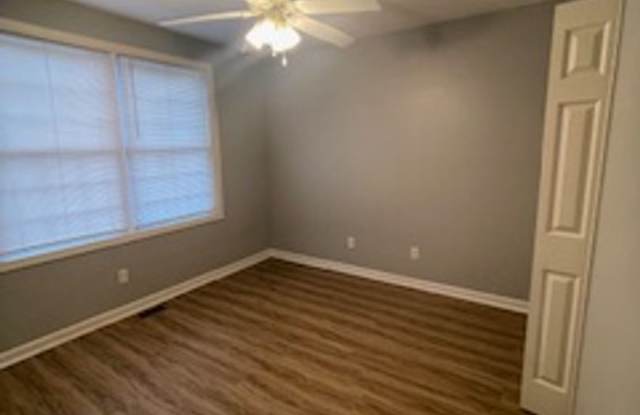 3504 S Oaklawn Circle