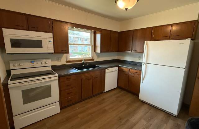 Photo of North central Ames 2 bedroom updated duplex, hardwood floors, and garage