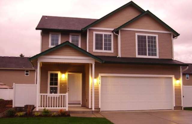 Spacious Landover Commons Home w/ Large Yard for Lease - 2715 NE 125th Ct