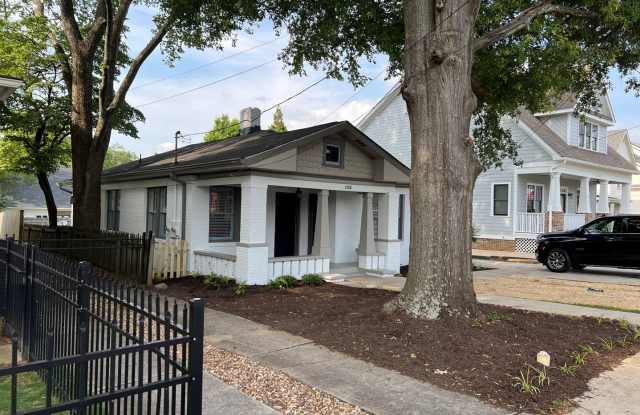 1565 Walker Ave Unit A: Recently Renovated (2023) 2BD, 1BA Duplex Unit Located Next Door to Woodward Campus! Water  Trash Included!