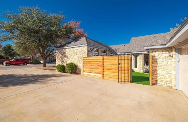 2202 Wydewood Dr