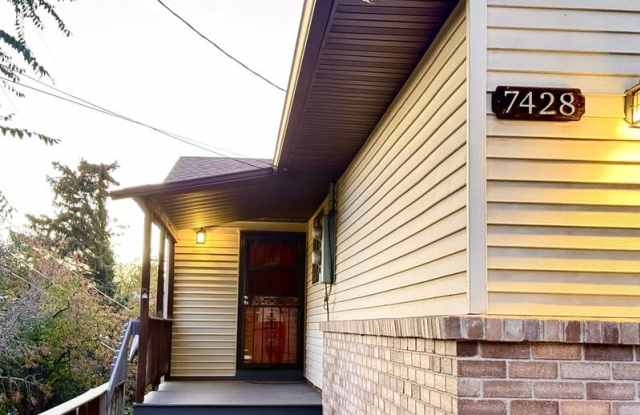 7428 S 700 E