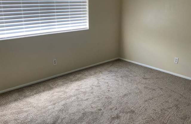 2 Bedroom 1.5 Bathroom Townhome in Dixie Downs!