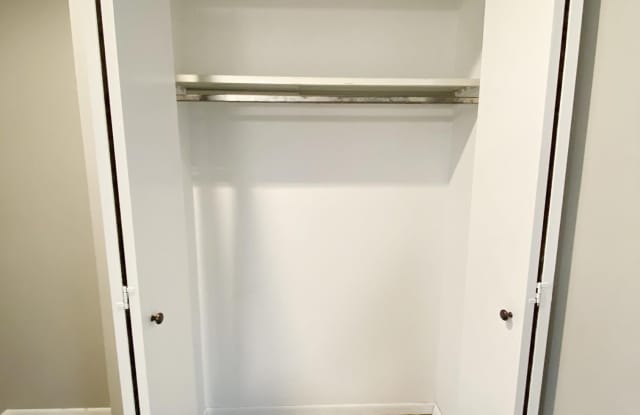 5905 W RIDGECREST Drive