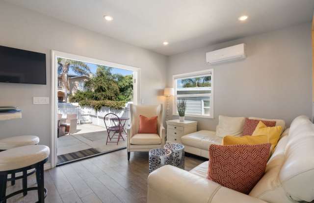 Charming 1BR/1BA Cottage at the Beach - Carlsbad Surfer's Hideaway