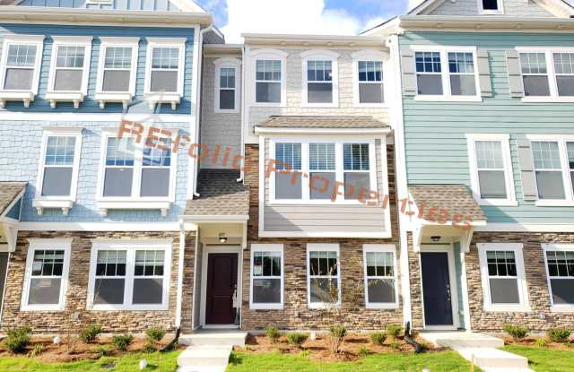 Beautiful 3 Story 3 Bedroom 3.5 Bathroom Townhome w/ Guest Suite on First Floor @ Villages of Apex! Available April 7th!