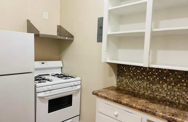 HISTORIC DOWNTOWN REDLANDS-Studio Available NOW!