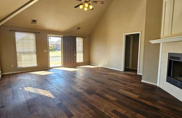 (3) Bed or (2)Bed + Bonus Room/(2.5) Bath in Moore Avail NOW! Pets Negotiable!