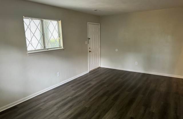 Pecan Gardens-Two Main Bedrooms and Baths