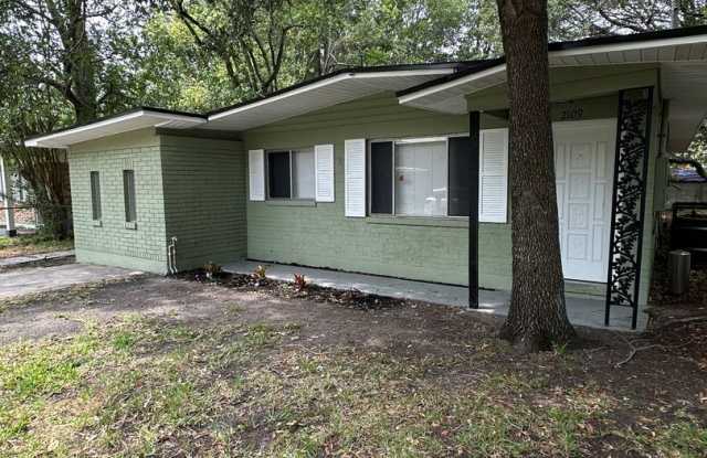**4/2 BR Single Family home : Available Now