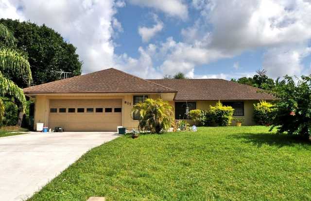 3 BEDROOM, 2 BATH HOME WITH TILE THROUGHOUT & CLOSE TO THE TURNPIKE