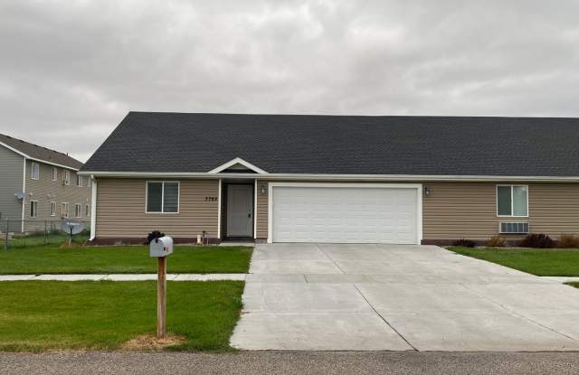 3 Bed, 2 Bath Town Home w/ 2 Car Garage - Idaho Falls
