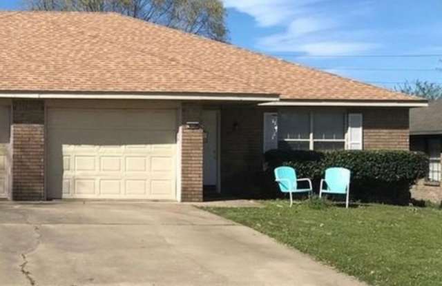 Rogers Arkansas: Duplex 2 Bedroom - 807 East Eastview Drive, Rogers, AR 72758