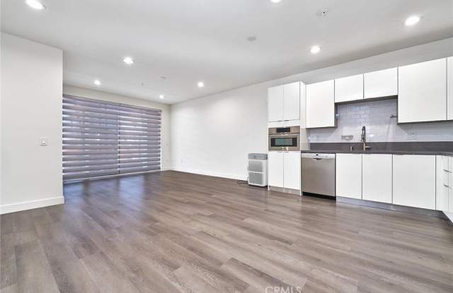 900 S Kenmore Avenue