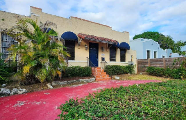 Photo of 2369 SW 17th St