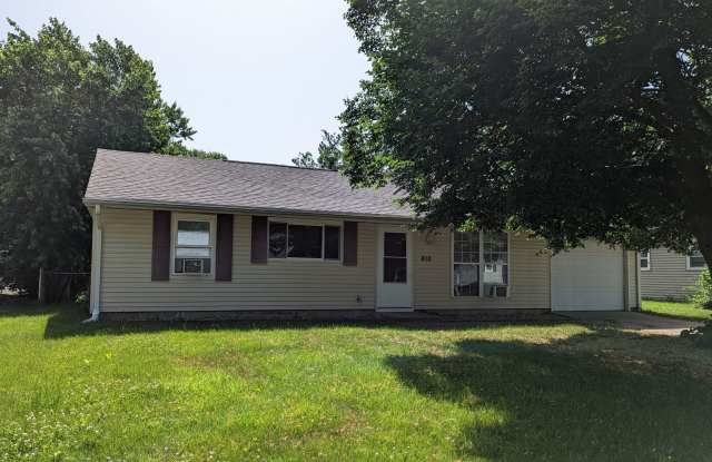 3 Bed 2 bath home located near shopping, schools, and parks