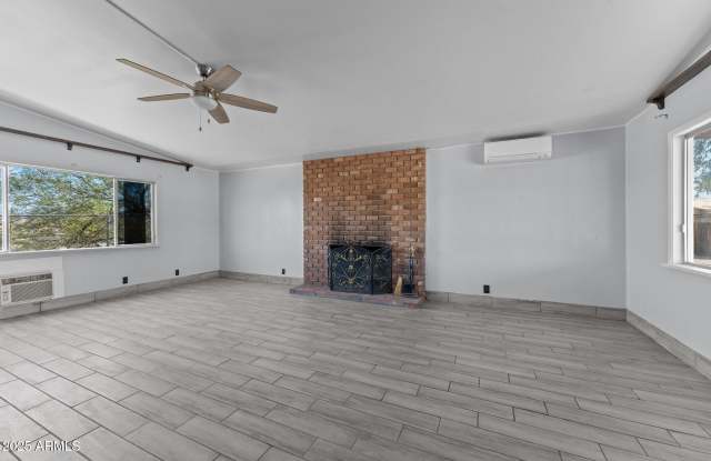 692 W Wickenburg Way