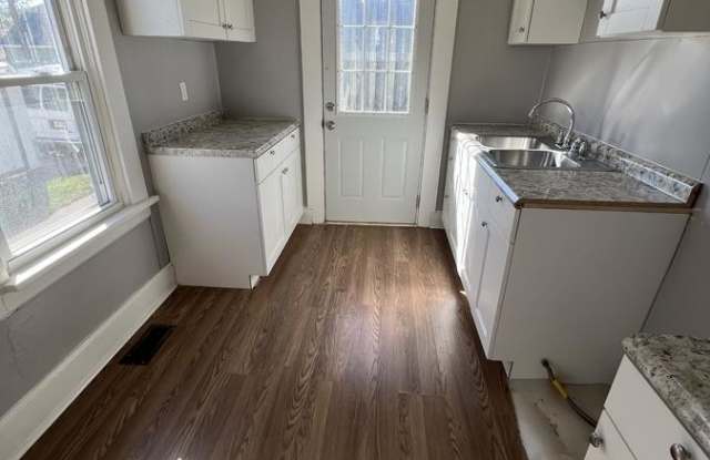 2126-2128 Queen Ave