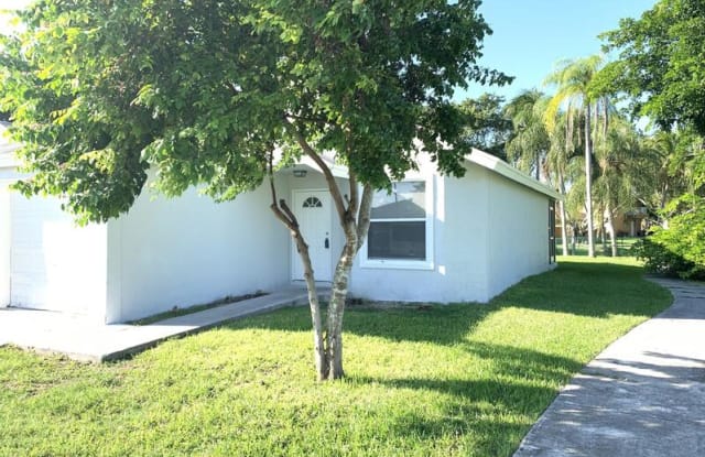 848 SW 10TH ST - 848 SW 10th St, Florida City, FL 33034