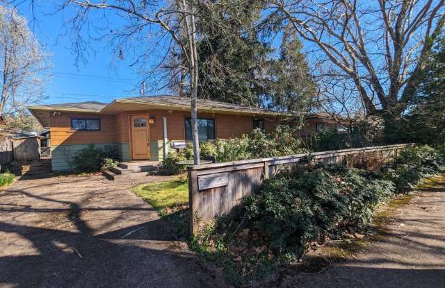 Updated 2 bed/1 bath in South Eugene - 2773 Kincaid Street, Eugene, OR 97405