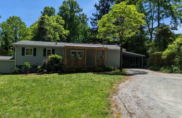 Private 3/1 House With Large Covered Porch - Fenced Yard