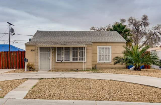 Modern 2 Bedroom House With A Huge Backyard!