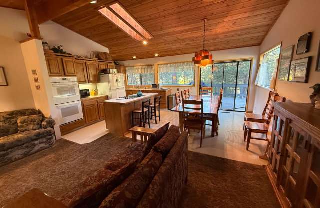Furnished Riverfront Cabin on the Spring River – 4 Bedrooms, 3 Bathrooms 2,300 sq. ft. | Fully Furnished | All Utilities Included | Riverfront