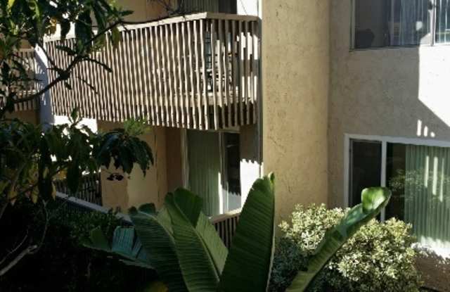 La Jolla 2bed 2bath, hardwood floors, patio, upgraded