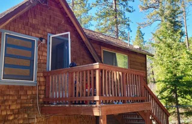 $1500 Cute 1 bedroom 1 bath unit above garage on quiet street