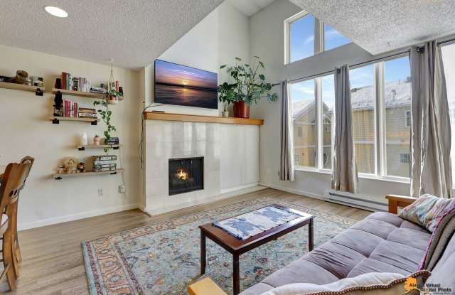 Luxurious Turnagain Townhouse Living! - 2101 West 29th Avenue, Anchorage, AK 99517