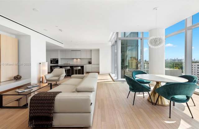 Photo of 2901 Collins Ave