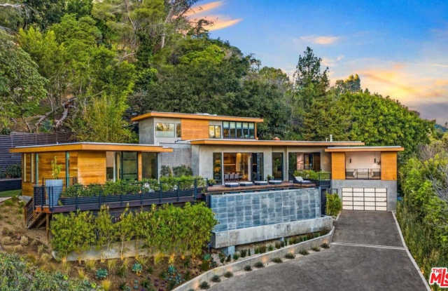 Photo of 727 N Beverly Glen Blvd