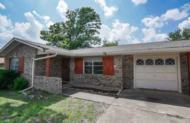 204 Manor Dr