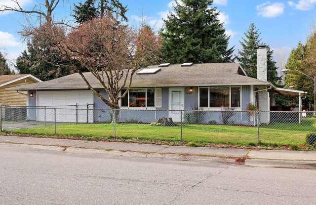 3 Bedroom Single Family Home in Everett with bonus room -Huge lot