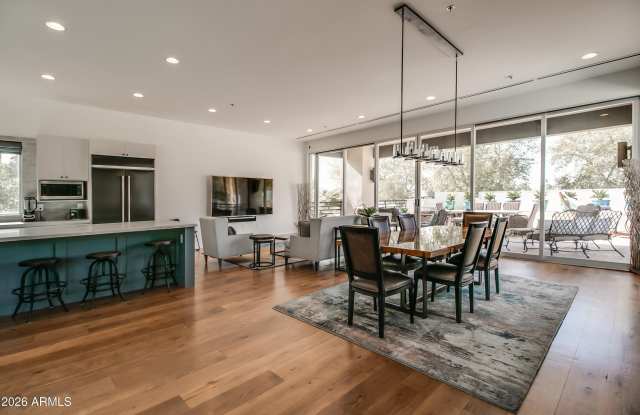 4201 N MARSHALL Way unit: 2000