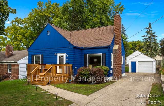 Photo of Spacious 3-Bedroom Home in Alger Heights – Modern Kitchen, Private Yard  Garage